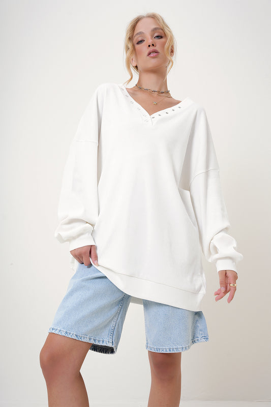 Trend Alaçatı Stili White V-Neck Snap Oversize Sweatshirt - Alc Women